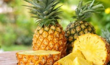 दाग-धब्बे हटाने और दांतों को प्राकृतिक रूप से सफ़ेद बनाने के लिए खाएं ये 5 चीज़ें