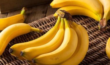 एक दिन में बहुत ज़्यादा केले खाने से क्या होता है; जानें इसके साइड इफ़ेक्ट