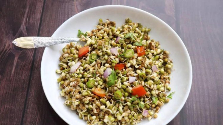 कच्चे बनाम पके हुए स्प्राउट्स: इस पसंदीदा नाश्ते को खाने का सबसे अच्छा तरीका क्या है?