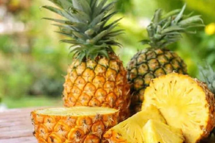 दाग-धब्बे हटाने और दांतों को प्राकृतिक रूप से सफ़ेद बनाने के लिए खाएं ये 5 चीज़ें