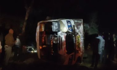 गुमला: टांगीनाथ धाम से लौट रही बस पलटी, मुंडन कराकर लौट रहे परिवार की खुशियां मातम में बदलीं; 2 की मौत, दर्जनों घायल