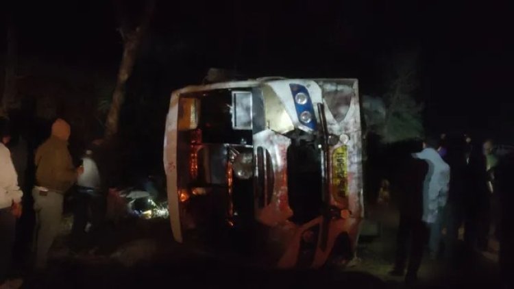 गुमला: टांगीनाथ धाम से लौट रही बस पलटी, मुंडन कराकर लौट रहे परिवार की खुशियां मातम में बदलीं; 2 की मौत, दर्जनों घायल