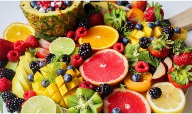 गर्मियों में भूलकर भी न खाएं कटे हुए फल! डायटीशियन कामिनी सिन्हा ने बताई इसके पीछे की खतरनाक वजह।